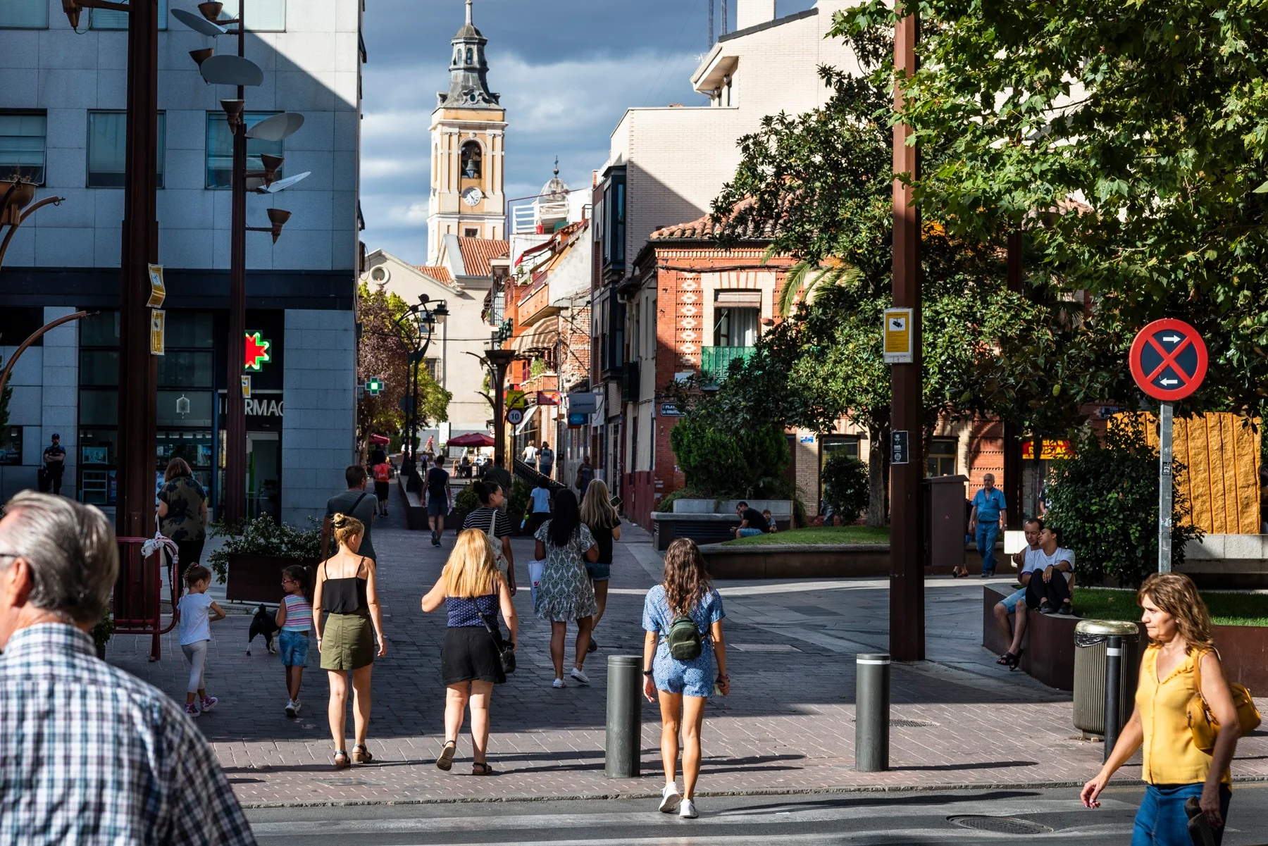 Calle peatonal en el centro de Getafe. Equipo de la inmobiliaria REMAX Future, expertos en venta, compra e inversión inmobiliaria en el sur de Madrid.